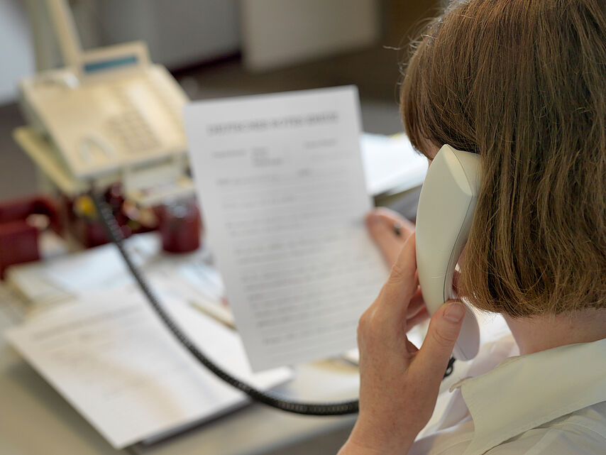 DRK Suchdienst Hamburg: Mitarbeiterin beim Telefonieren - Juli 2010